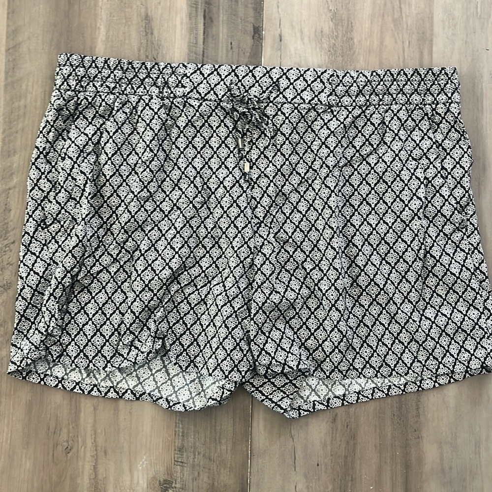 Women’s Old Navy Black & White Print XL Rayon short excellent condition pockets